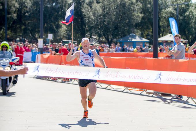 Aleš Žontar je v cilj pritekel s slovensko zastavo in po dveh zaporednih zmagah hrvaškega tekača poskrbel, da je zmaga ostala doma. | Foto: Peter Kastelic