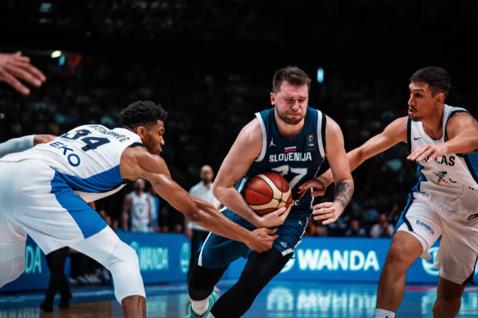 Luka Dončić, slovenska košarkarska reprezentanca | Slovenci proti Grčiji niso imeli možnosti. | Foto FIBA