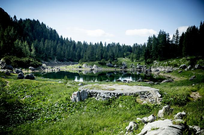 Od Koče pri Triglavskih jezerih do Prehodavcev je še dve uri hoje. | Foto: Ana Kovač