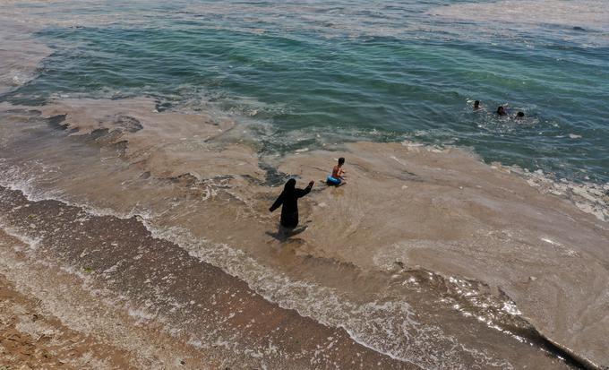 Sluz je posledica delovanja planktonskih alg, ki proizvajajo organske snovi in jih pod določenimi pogoji izločajo v morje. | Foto: Reuters