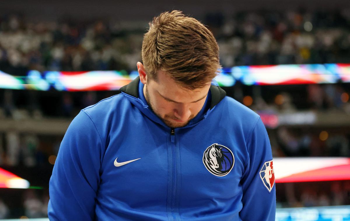 Luka Dončić | Luka Dončić se je skupaj z zbranimi pred začetkom tekme žrtvam streljanja v v mestu Uvalde poklonil z minuto molka. | Foto Reuters