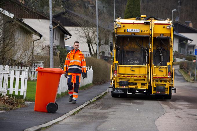 Če tovorno vozilo vozi vzvratno, lahko voznik ves čas hodi zraven stiskalnice, pri vožnji naprej pa bi moral hoditi od zadnjega dela do kabine in nazaj. | Foto: Volvo