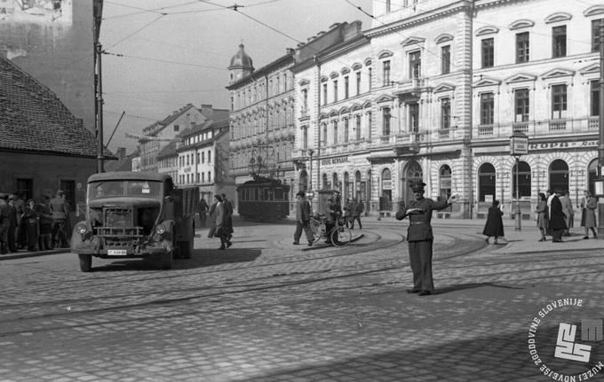 Kavarna naj bi bila po svoji funkciji lokal, ki naj bi omogočal dvojno komunikacijo: med gosti v njej in z mestnim življenjem zunaj nje, kar je bilo v kavarni Evropa mogoče spremljati skozi velika steklena okna. V toplejših mesecih so na pločnik pred kavarno postavili stole in mize, kar je omogočalo še večjo neposredno povezavo z mestnim dogajanjem. (fotografija je bila posneta leta 1941, foto: dr. Jakob Prešern, hrani: MNZS)
 | Foto: 