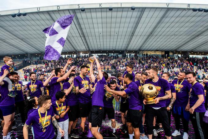 Ob proslavljanju 15. državnega naslova NK Maribor (2019), zadnjega v bogati zgodovini kluba, je bilo v Ljudskem vrtu vse v znamenju vijolične barve. | Foto: Grega Valančič/Sportida