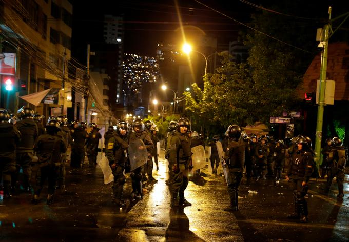 Pripadniki varnostnih sil so se s protestniki spopadli tudi v La Pazu. | Foto: Reuters