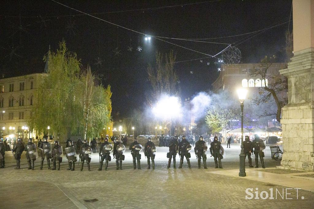 Nasilni protesti v Ljubljani, 5. november 2020. Ivan Gale vodni top