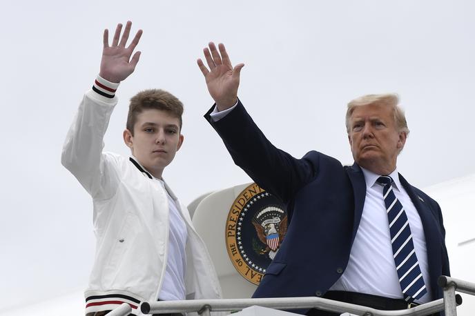 Barron in Donalnd Trump | Ime Barron Trump se je omenjalo v javnosti ob začetku sodnega procesa proti očetu zaradi ponarejanja poslovnih dokumentov v New Yorku, ko se je Donald Trump pritoževal, da mu sodnik Juan Merchan ne dovoli udeležbe na sinovi diplomski slovesnosti. | Foto Guliverimage