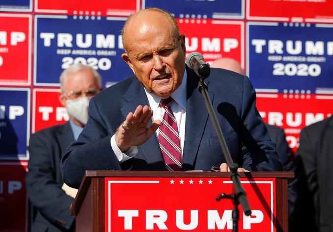 V času, ko je bil Giuliani newyorški župan, je bil poslovnež Trump njegov politični podpornik. Po Trumpovem vstopu v politiko sta zamenjala vlogi in Giuliani je postal Trumpov podpornik. Po Trumpovi zmagi je bil Giuliani nekaj časa predsednikov svetovalec za kibernetsko varnost, od leta 2018 naprej pa je njegov osebni odvetnik. Če smo čisto iskreni, v tej vlogi ravno ne blesti in ne žanje uspehov.  | Foto: Reuters