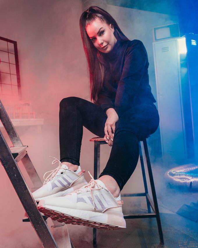 Za letošnjo pomlad adidas predstavlja novo različico legendarnih lifestyle copat ZX 2K Pure, ki s tehnologijo Boost™ prinašajo vrhunsko stiskljivost. Na peti posebna zaščita TPU gležnju zagotavlja dodatno oporo. | Foto: 