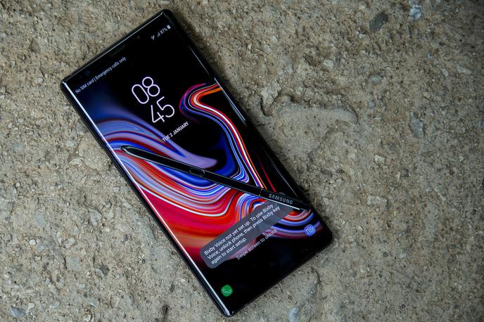 Samsung Galaxy Note 9 | Ob skoraj enaki zunanji obliki kot pri predhodniku Samsung Galaxy Note9 prinaša številne izboljšave in nadgradnje z namenom zagotavljanja zanesljivega delovanja v vseh okoliščinah. | Foto Ana Kovač