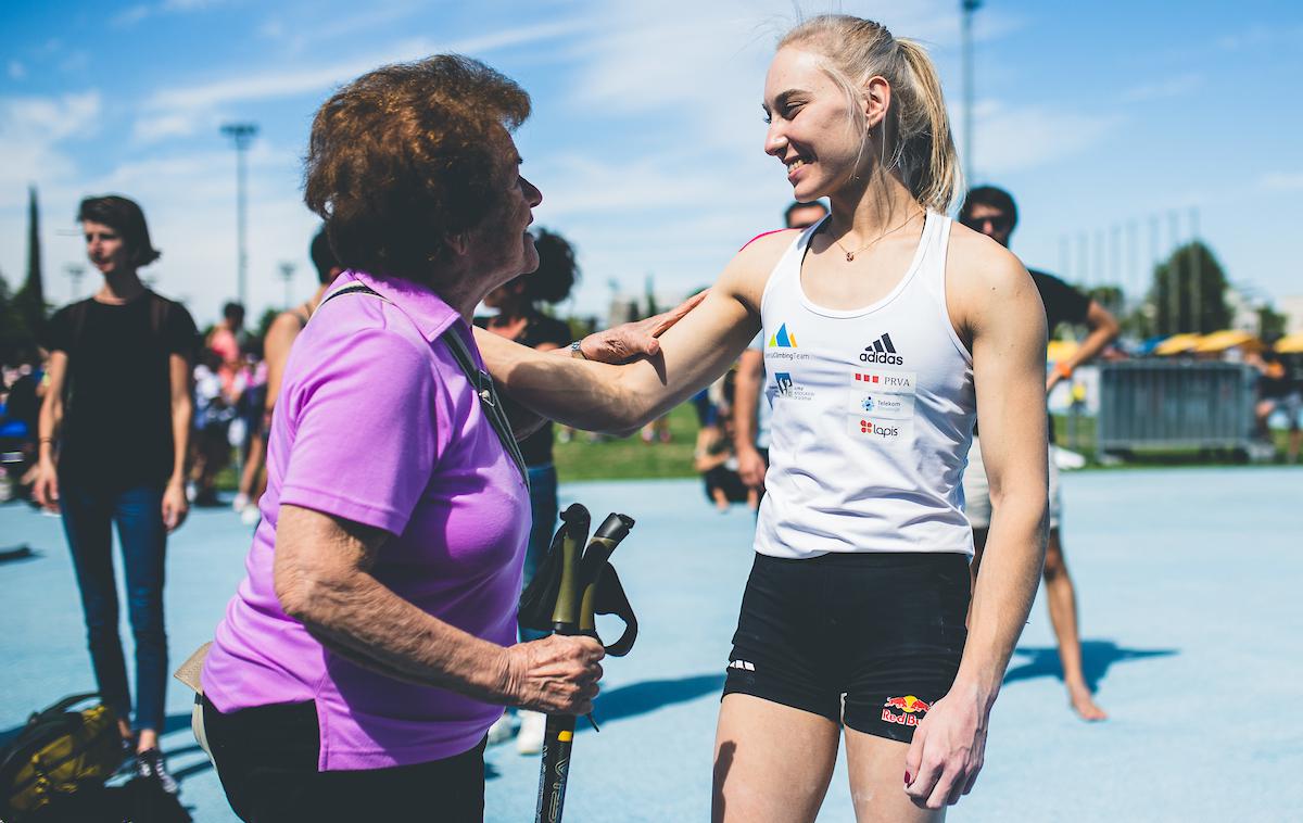 Janja Garnbret Koper 2022 | Janja Garnbret tudi v Kopru, na novem prizorišču tekme za svetovni pokal, kaže svojo prevlado. V polfinalu je edina splezala do vrha smeri, pod steno pa se je z veseljem pomešala med navijače. | Foto Grega Valančič/Sportida