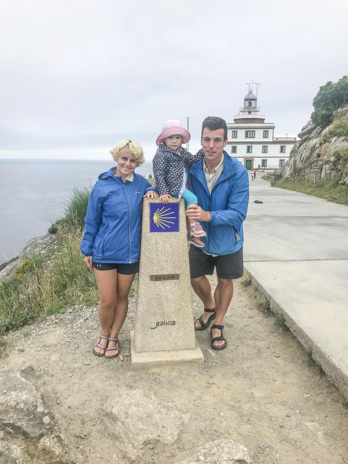 Suzana, Ana in Sebastijan Mehle so mlada popotniška družina, ki sledi svojim sanjam. Po šestmesečnem popotovanju in bivanju na Fidžiju so opravili še s priljubljeno romarsko potjo El Camino. "Kriva" je bila revija National Geographic. Več lahko izveste v intervjuju v nadaljevanju prispevka. | Foto: osebni arhiv/Lana Kokl