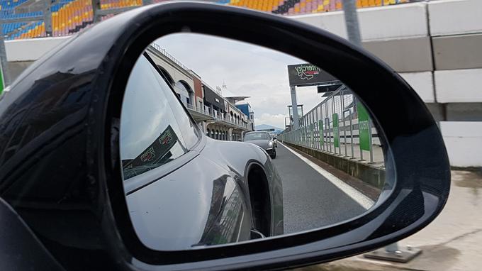 Vzvratni pogled iz porscheja 911 turbo S, ki mimogrede do 100 kilometrov na uro s štartnim programom pospeši v manj kot treh sekundah, je impresiven ... | Foto: Gregor Pavšič