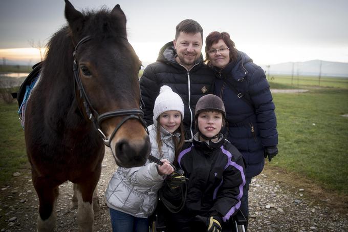 Družina Zemljič iz Maribora - starša Borut in Urška ter sestrici Gaja in Maja -, ki v Starošince prihaja že deset let. | Foto: 