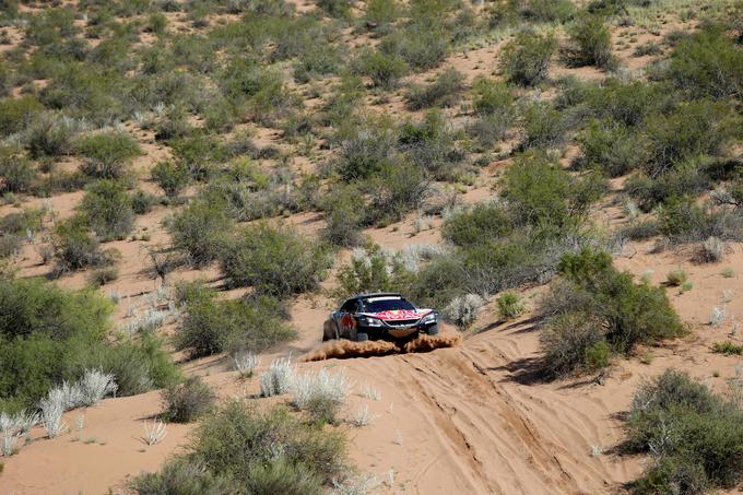 Sainz je preživel vožnjo čez sipine. | Foto: Reuters