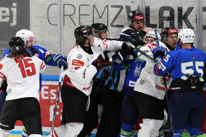 Na tivolskem ledu so zapele tudi pesti. | Foto: www.alesfevzer.com