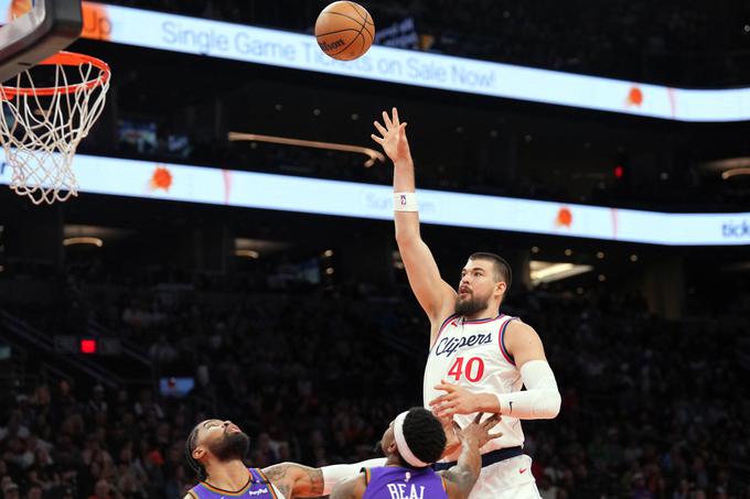 Ivica Zubac je proti Phoenixu dosegel osebni rekord v ligi NBA (35 točk), a so njegovi LA Clippers vseeno ostali brez zmage. | Foto: Reuters