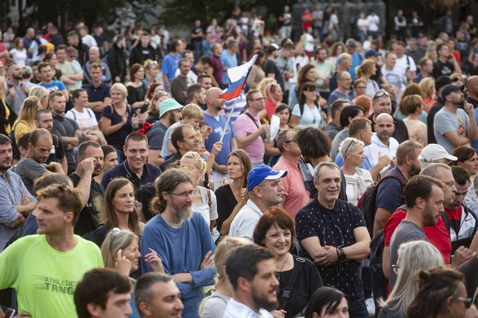 Nasilni protesti proti ukrepom vlade PCT. | "V naslednjih tednih lahko pričakujemo precejšnje število okuženih prebivalcev. Ugotavljamo, da je v zadnjih dneh izrazito poraslo število zbolelih za covid-19 v večini slovenskih občin. Zato menimo, da moramo združiti moči in usmeriti skupne napore k omejitvi širjenja virusa v vašem okolju," so zapisali. | Foto Bojan Puhek