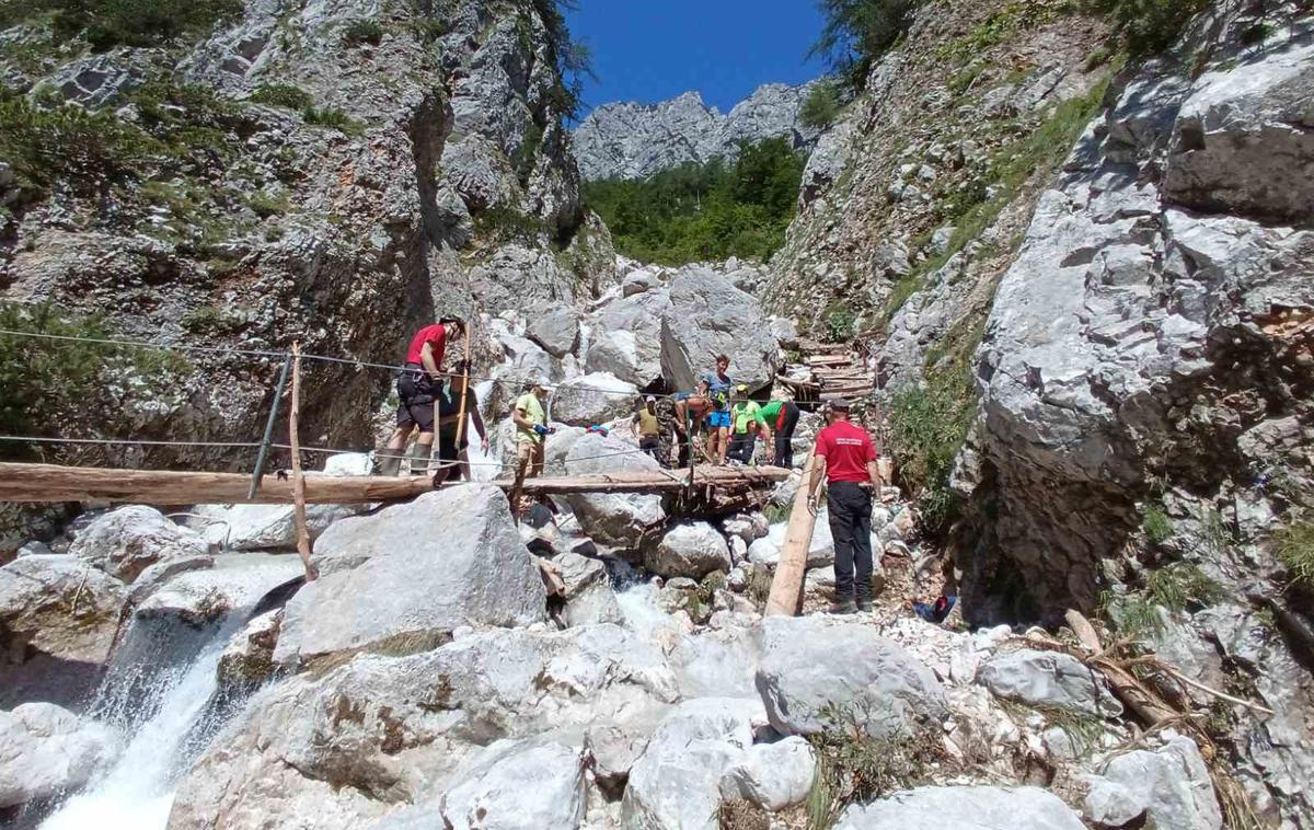 pot na Okrešelj | Takole je v nedeljo potekala akcija sanacije poti na Okrešelj. | Foto PD Celje matica