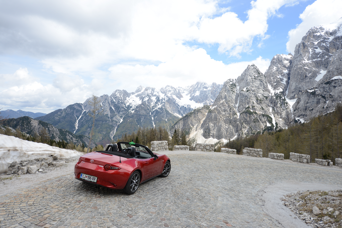 Mazda MX-5 na Vršič | Foto: Ciril Komotar