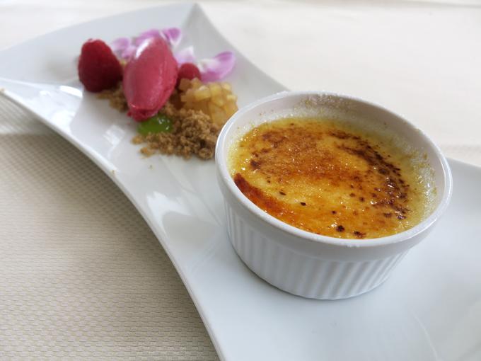 Enakih prilog kot mousse je bil deležen tudi creme brulee. | Foto: Miha First