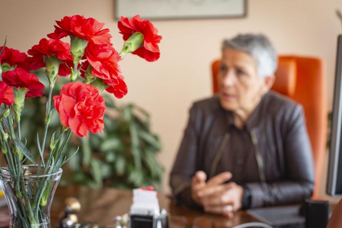 "Ravno zato nas 1. maj spomni, da je bilo pred sto let natanko tako. Vsako jutro so na ograjah tovarn viseli delavci in čakali na delo. Če jih niso potrebovali, tisti dan pač niso jedli," je o fleksibilnosti, ki jo tako radi spodbujajo delodajalci, povedala Jerkičeva. | Foto: Bojan Puhek