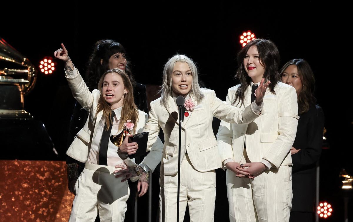 grammyji | Phoebe Bridgers (v sredini) je osvojila štiri grammyje, od tega tri s kolegicama Julien Baker (levo) in Lucy Dacus (desno) v skupini boygenius. | Foto Profimedia