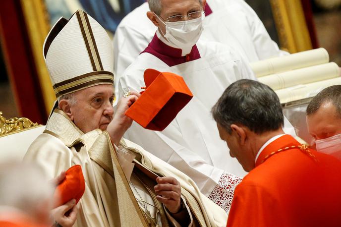 Papež Frančišek imenuje nove kardinale | Papež Frančišek je imenoval trinajst novih kardinalov, ki prihajajo iz osmih držav. Na fotografiji je poleg papeža Maltežan Mario Grech. | Foto Reuters