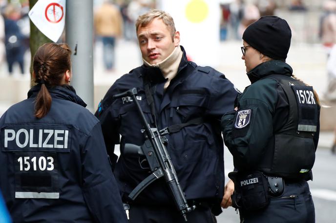 nemška policija | Domnevno duševno bolna mama je čez balkonsko ograjo vrgla svoji hčerki, nato pa poskušala storiti samomor. Padec je bil za triletnico usoden. | Foto Reuters