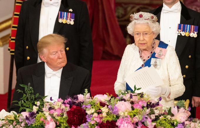 "Name je najboljši vtis naredila kraljica," je britansko kraljico Elizabeto II. na Twitterju pohvalil ameriški predsednik Donald Trump. | Foto: Getty Images