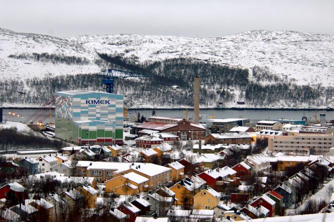 Kirkenes | Mesto Kirkenes ima nekaj tisoč prebivalcev in leži znotraj arktičnega kroga. Po koncu hladne vojne so trgovine v Kirkenesu postale priljubljen cilj za ruske nakupovalne izletnike. Vojna v Ukrajini je te izlete precej zmanjšala, zaprtje mejnega prehoda Storskog pa jih bo verjetno končalo. | Foto Guliverimage