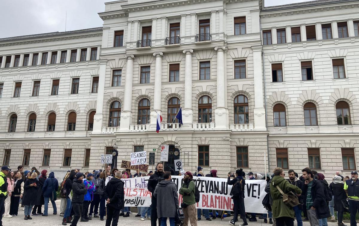 Protest | V ponedeljek, ko se je sojenje začelo, so se pred ljubljanskim sodiščem zbrali številni protestniki, tako podporniki dekleta kot domnevnih posiljevalcev. | Foto R. K.