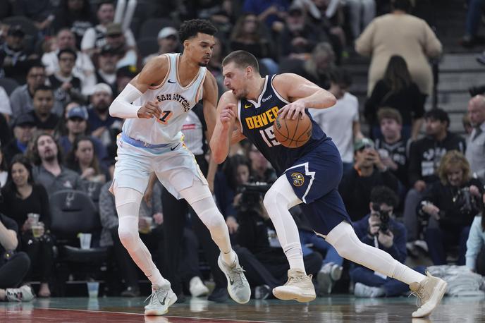 Nikola Jokić Victor Wembanyama | Srbski košarkarski zvezdnik Nikola Jokić je v ligi NBA Denver Nuggets popeljal do nove zmage. Na tekmi proti Spurs je dosegel kar 46 točk. | Foto Guliverimage