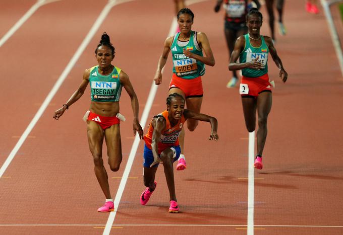 Sifan Hassan je padla tik pred ciljem. | Foto: Reuters