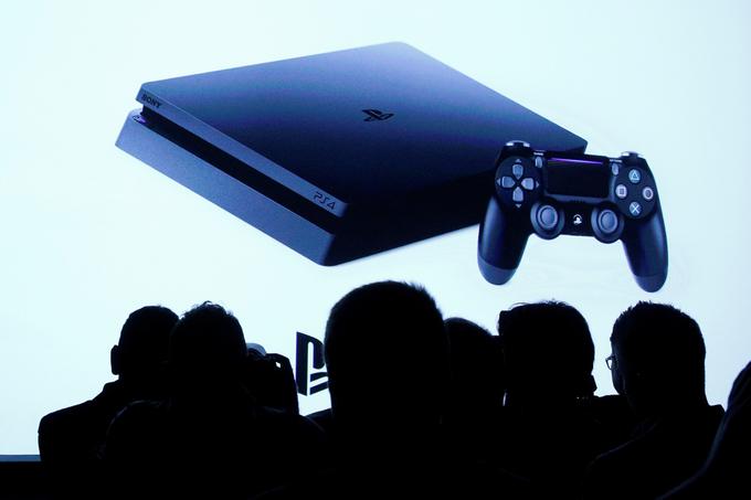 Igralne konzole, kot je Playstation 4 Pro na fotografiji, in založništvo videoiger so daleč največji Sonyjev posel. Na tem področju Sony namreč ustvari dvakrat toliko prihodkov kot s prodajo televizorjev, ki so njegov drugi največji adut, in skoraj trikrat oziroma štirikrat toliko kot s filmi ali glasbo.  | Foto: Reuters