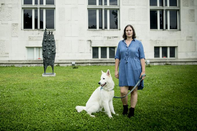 "Pisanje je idealen prostor za vzdrževanje iluzije o vsemogočnosti, saj ne vključuje nikogar drugega. Na nikogar se ti ni treba ozirati in nikomur se ne prilagajati. Karkoli si že misliš, je le med tabo in papirjem." | Foto: Ana Kovač