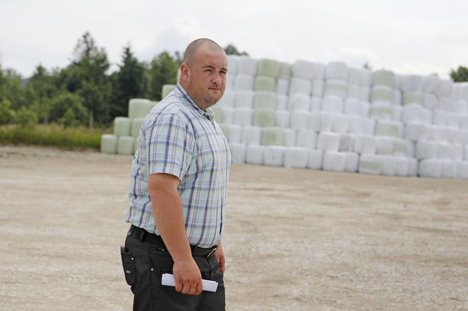 "Ko so inšpektorji preverjali smrad iz bioplinarne, so pogledali tudi bale. Zgodba se je tudi zato začela razvijati. Ugotovili smo, da je tu predvidena deponija. To pomeni, da bi šlo za celo deponijo, kjer bi bilo vse naloženo na velik kup in niti ne želimo pomisliti, kaj bi bilo, če pride do samovžiga ali požiga," je zaskrbljen Ernestl, ki je skupaj z Jožetom Narobetom ustanovil civilno iniciativo. | Foto: Civilna iniciativa