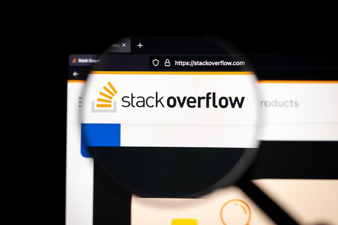 Portal Stack Overflow je bil ustanovljen leta 2008. Po podatkih internetnega analitičnega portala SimilarWeb je Stack Overflow 309. najpogosteje obiskana spletna stran od vseh, ki obstajajo, in 7. najpogosteje obiskana spletna stran v kategoriji računalništvo in tehnologija. Stack Overflow vsak dan zabeleži več sto milijonov obiskov. | Foto: Shutterstock