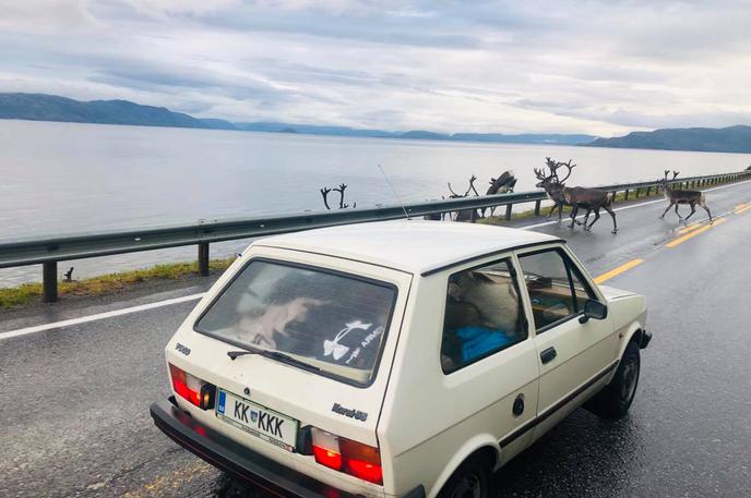 Zastava yugo Nordkapp | Slovenski zastava yugo med potjo proti Nordkappu na severu Norveške. Pot do tja je bila dolga več kot pet tisoč kilometrov. | Foto osebni arhiv