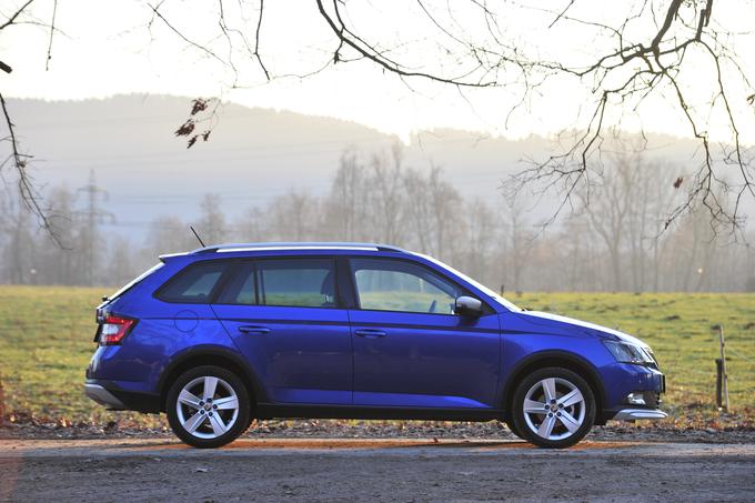 Škoda ima oznako scout rezervirano za modele z višjo oddaljenostjo od tal in štirikolesnim pogonom. Scoutline nima štirikolesnega pogona, ampak zgolj malce več karoserijske zaščite, ki fabiji doda malce avanturističnega oziroma modnega crossover videza. Skladnost podobe lepo dopolnijo še široke nizkopresečne gume 215/45 R16 na litih platiščih. Z vidika videza in varnosti pa si plus zaslužijo še kolutne zavore na zadnjih kolesih. Combi prtljažnik v dolžino prinese 26,5-centimetrski prirastek v primerjavi z običajno 5-vratno kombilimuzinsko fabio. V ceni pa to pomeni od dobrih 500 do 700 evrov več, odvisno od motorja in izbrane opreme. | Foto: Ciril Komotar