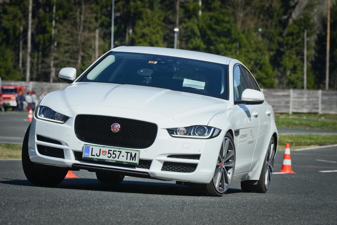 Poslavlja se limuzinski jaguar XE. | Foto: Ciril Komotar