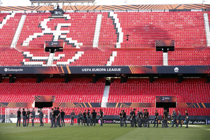 Nogometaši Eintracht so v torek preizkusili zelenico stadiona Ramon Pizjuan Sanchez. | Foto: Reuters