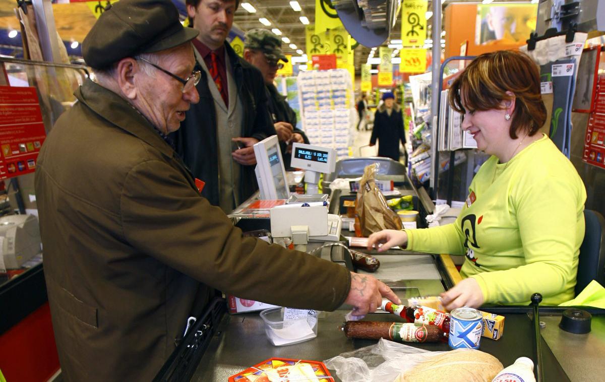 Trgovina, koronavirus | Živila z omejeno ceno s trgovskih polic zaradi pričakovanih izgub umikajo predvsem manjši trgovci, a jih primanjkuje tudi v večjih trgovinah. | Foto Reuters