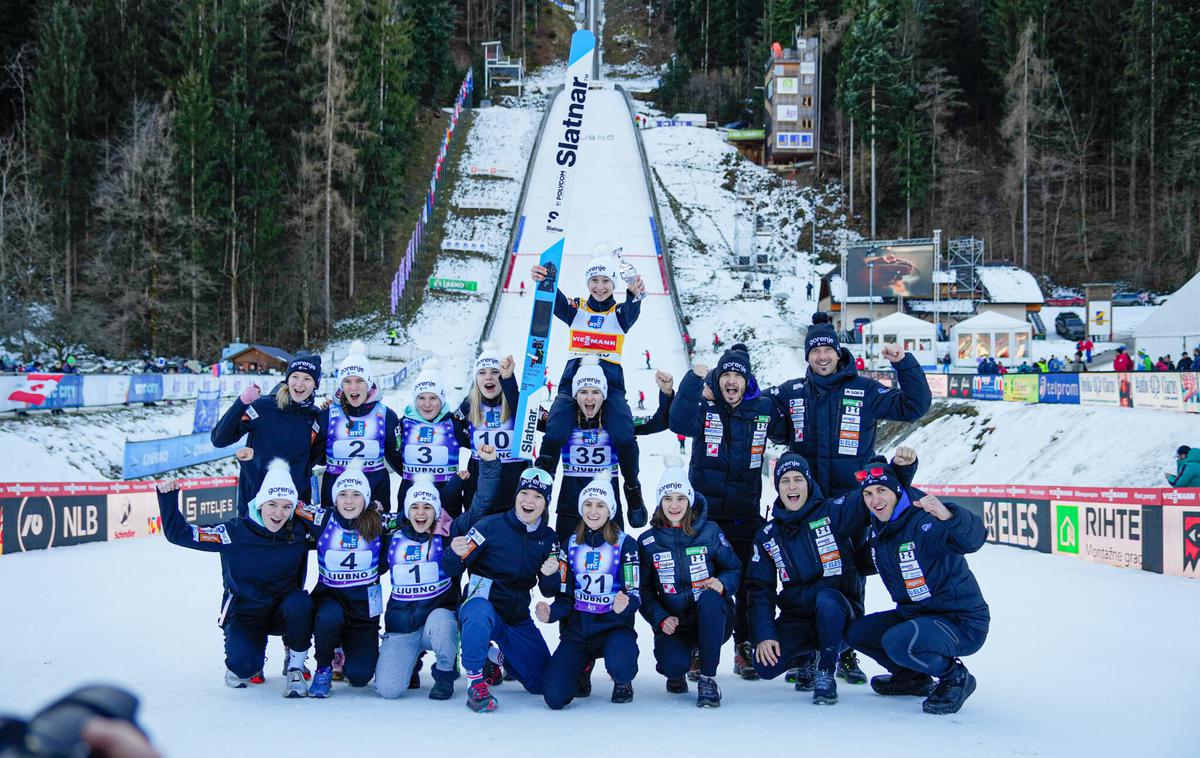 NIka Prevc Ljubno 2024 | Številni navijači so danes ob skalnici pod Rajhovko uživali v smučarskih skokih najboljših skakalk na svetu.  | Foto NordicFocus