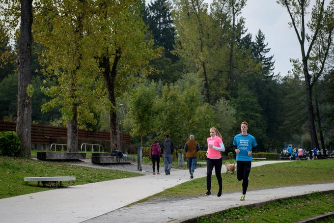 Treninga sta se udeležila tudi slovenska atleta Maja Mihalinec in Luka Janežič. Ker imata naša olimpijca raje krajše proge, sta tekačem le zaželela srečo in jim namenila nekaj spodbudnih besed. | Foto: Patricija Belak