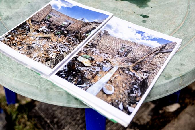 Nekateri prebivalci vasi Zagalci so nam pokazali fotografije porušenih domov.  | Foto: Ana Kovač