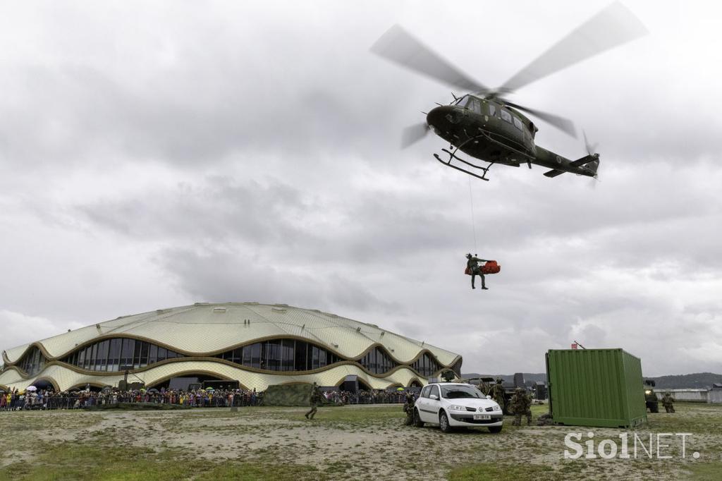 DVIG POŠKODOVANCA V HELIKOPTER_STOŽICE_1200