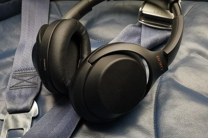 Slušalke Sony WH-1000XM3 v okolju, kjer bo uporabnik od njih imel največ - na letalu.  | Foto: Matic Tomšič