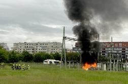 Vozilo trčilo v transformatorsko postajo: večji del Ljubljane brez elektrike, semaforji ne delujejo #foto #video