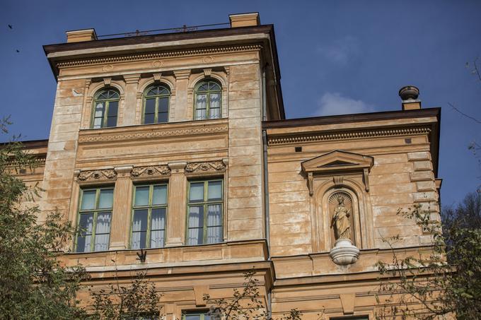 Mogočna stavba, ki se je lahko pohvalila s svojo prostorsko razsežnostjo, izraženo tudi z visokimi stropi, je nastala v poslovne in stanovanjske namene. | Foto: Matej Leskovšek